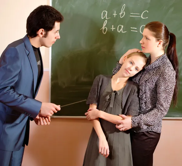 gülümseyen bir schoolbo için bir şeyler açıklamaya öğretmen portresi