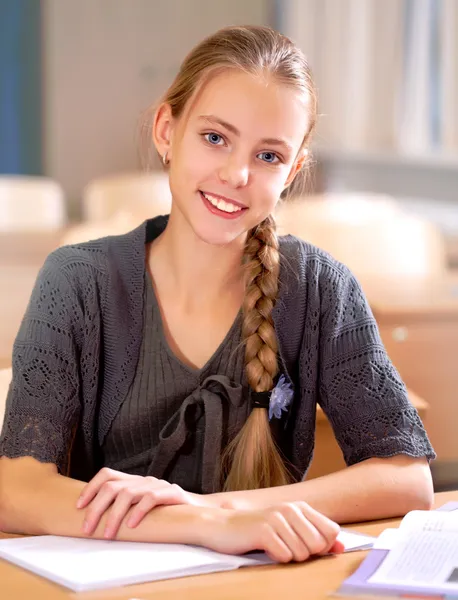 Schoolmeisjes zitten achter hun bureau — Stockfoto