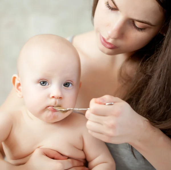 Bebê feliz-olhando vestindo chapéu de tricô e mãe jogando toget — Fotografia de Stock