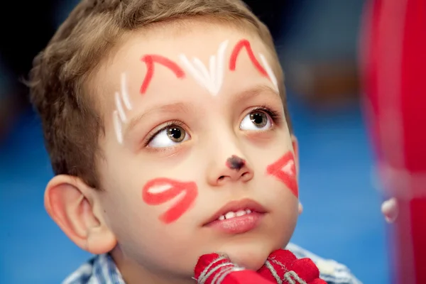 Ragazzo con viso dipinto — Foto Stock