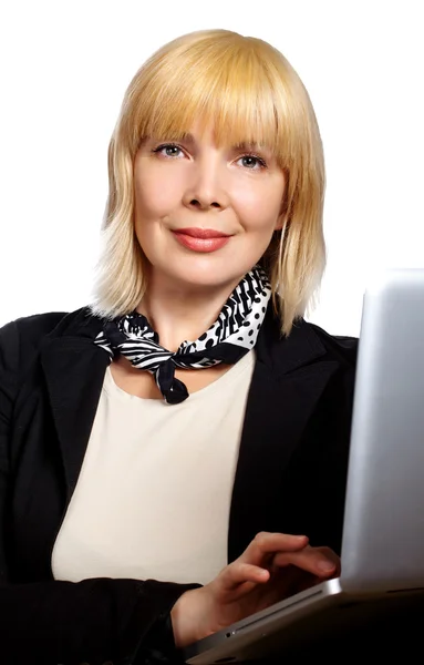 Retrato de uma mulher de negócios bonita sentada em sua mesa com um la — Fotografia de Stock