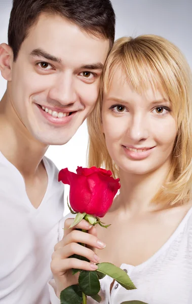 Junges Liebespaar. Mann überreicht Blume. Valentinstag — Stockfoto