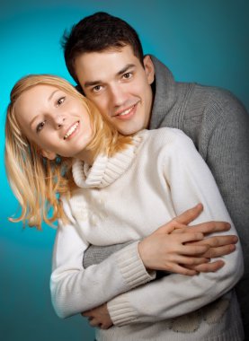 Kazak kucaklayan takan genç bir çift sıcak