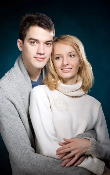 Młoda para przytulanie na sobie ciepły sweter — Zdjęcie stockowe