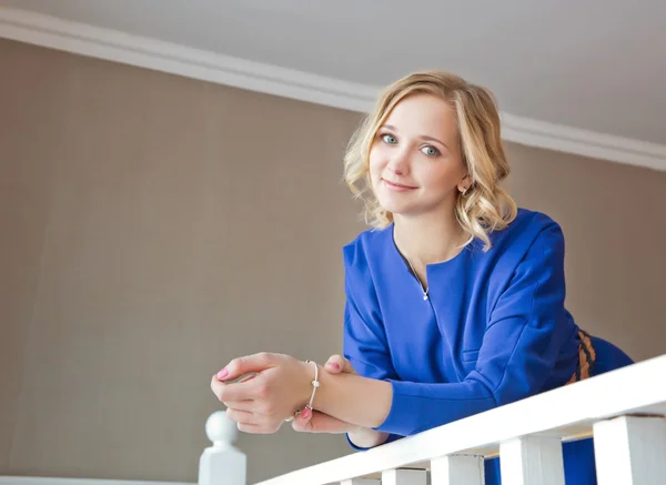 Ung blond kvinna klädd i blå klänning — Stockfoto