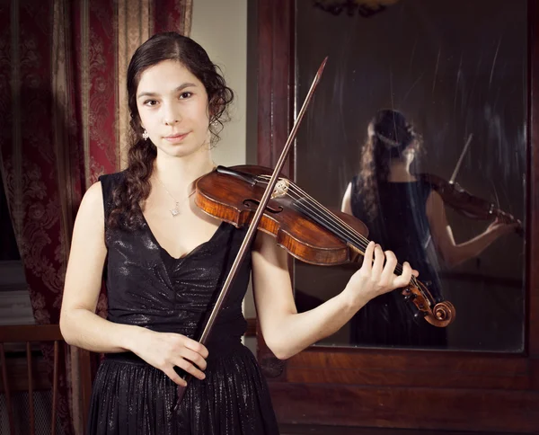 Girl playing violin — Stock Photo, Image