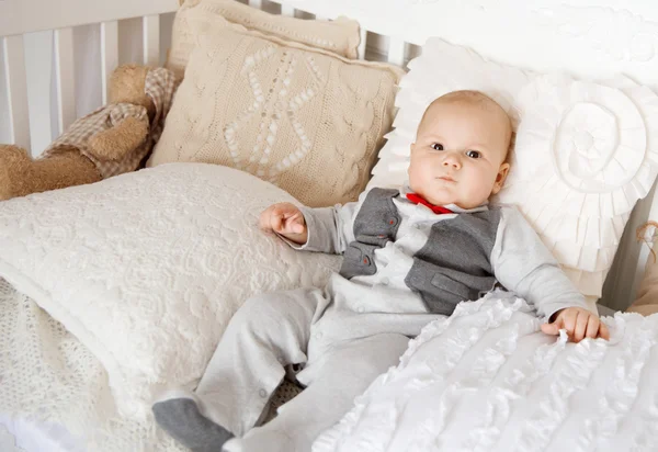 Kleiner Junge liegt auf dem Bett — Stockfoto