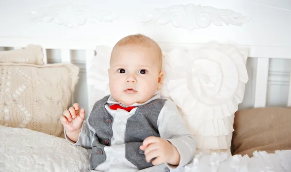 Kleiner Junge liegt auf dem Bett — Stockfoto