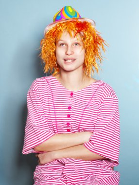 straped kumaş, kırmızı peruk ve renkli şapka takan kız