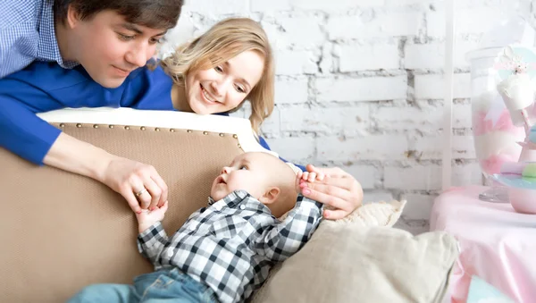 Retrato de una familia feliz — Foto de Stock