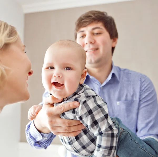 Retrato de uma família feliz — Fotografia de Stock