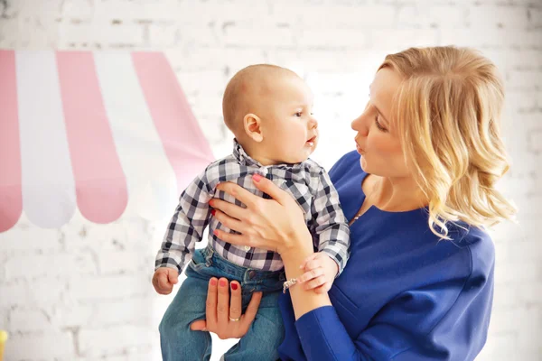 Portret van een gelukkig gezin — Stockfoto