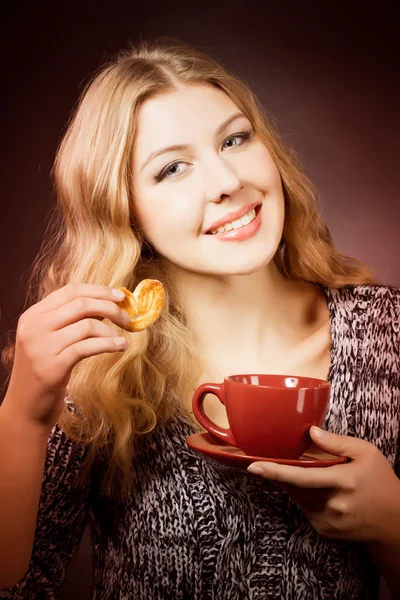 Vacker ung kvinna som dricker kaffe eller te — Stockfoto