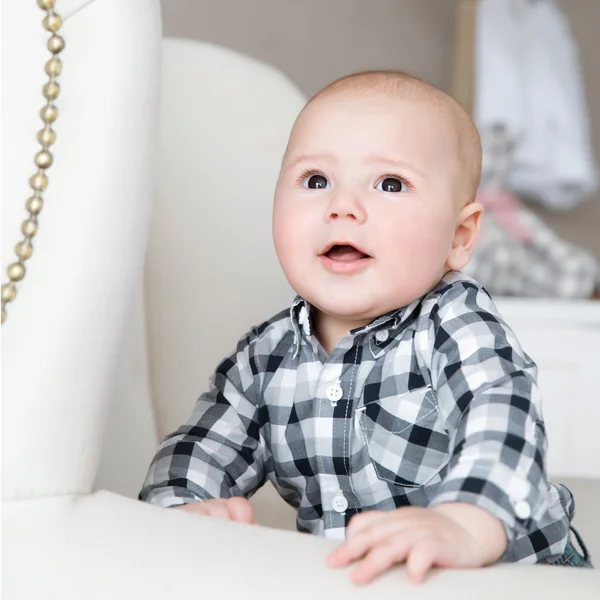 Kleiner Junge zu Hause — Stockfoto