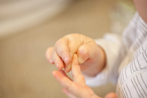 Baby learning to count on the fingers — Stock Photo, Image