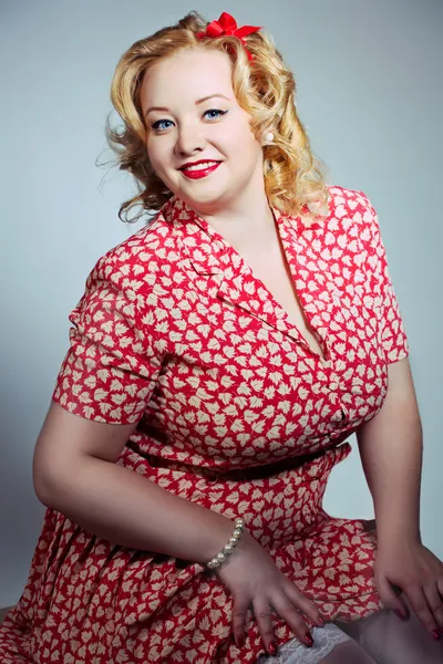 Beyaz arka plan üzerinde poz kız up pin