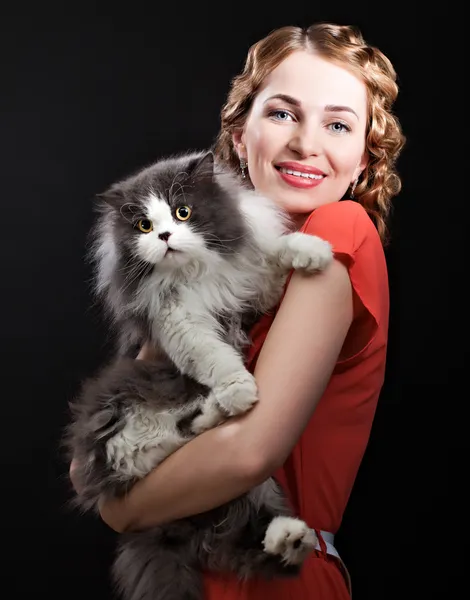 Kırmızı elbise ve kabarık kedi giyen güzel sarışın kıvırcık kız — Stok fotoğraf