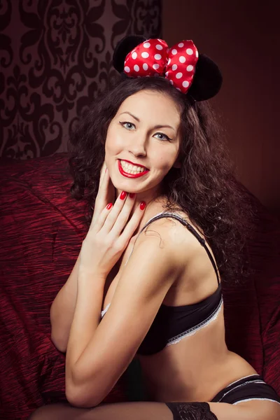 Brunette pin up modèle posant habillé en sous-vêtements et arc de Mi — Photo