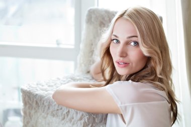 Beyaz arka planda güzel bir kadın modelin portresi 
