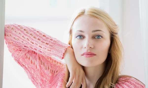 Retrato de una hermosa modelo femenina sobre fondo blanco — Foto de Stock