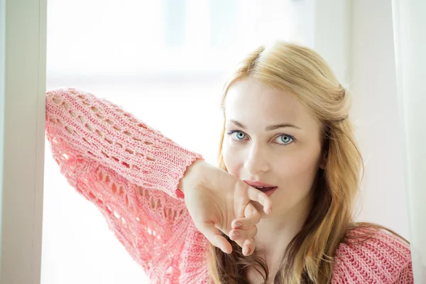 Retrato de una hermosa modelo femenina sobre fondo blanco — Foto de Stock