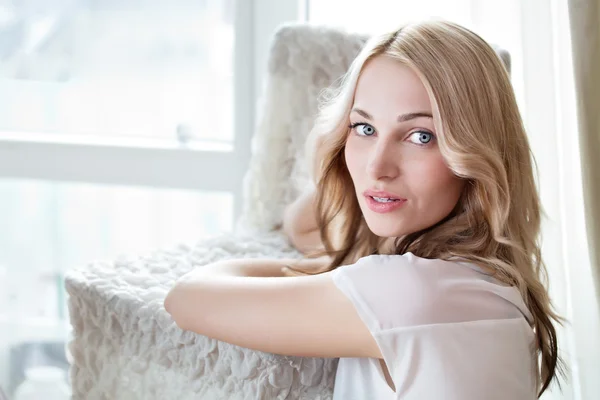 Porträtt av en vacker kvinnlig modell på vit bakgrund — Stockfoto