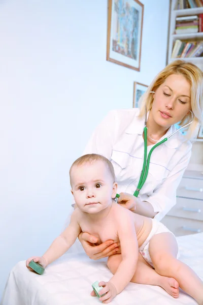 Doctror pédiatre et bébé — Photo