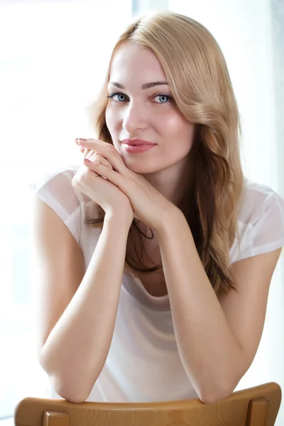 Porträtt av en vacker kvinnlig modell på vit bakgrund Stockbild