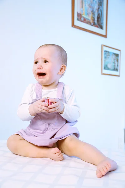 LIttle bambina piangendo nell'ufficio del medico — Foto Stock