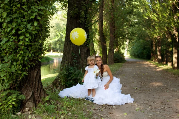 Adorable fille portant une robe blanche dans le parc La main de la mère . — Photo