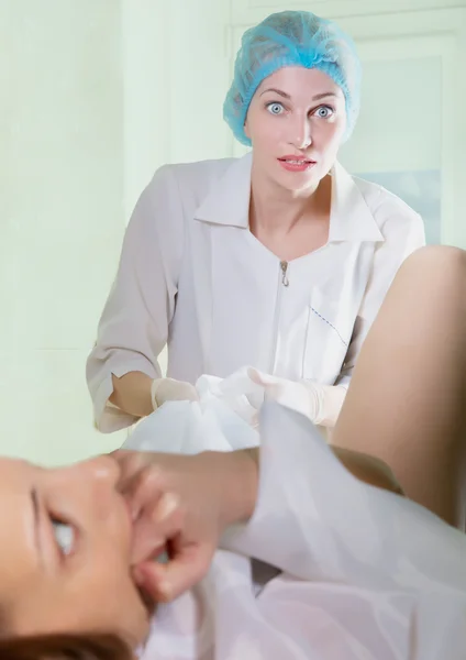 Gynekolog překvapivé vyšetřující žena — Stock fotografie