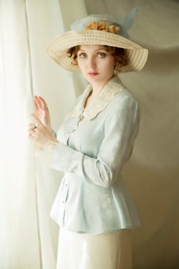 Genç kırmızı saçlı kıvırcık kız vintage elbise