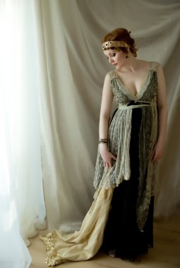 Genç kırmızı saçlı kıvırcık kız vintage elbise