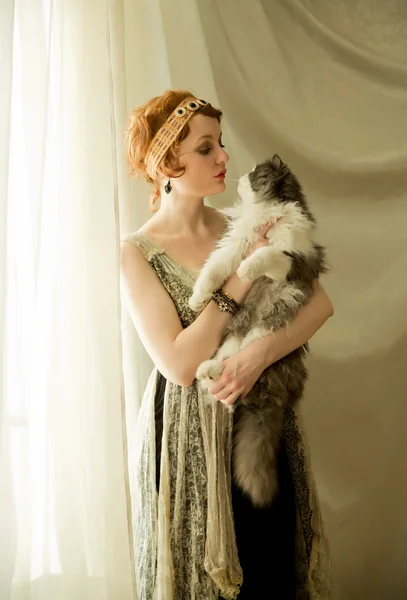 Kedi ve vintage elbise giyen kadın — Stok fotoğraf