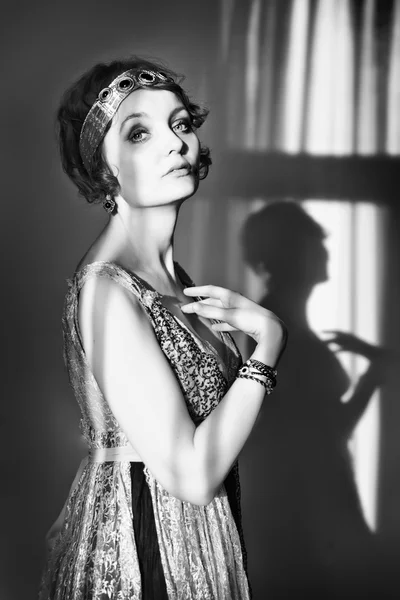 Jovem menina encaracolado ruivo usando vestido vintage — Fotografia de Stock