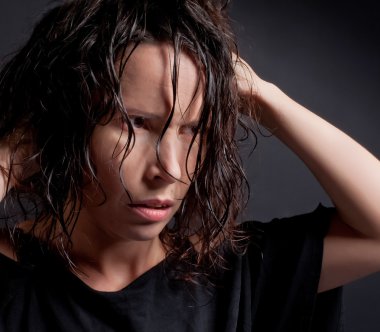 adam depresyon siyah zemin üzerine