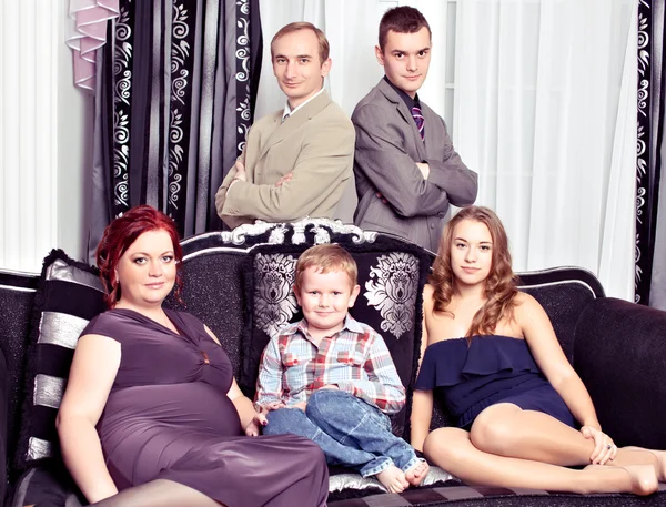 Retrato de una familia feliz — Foto de Stock