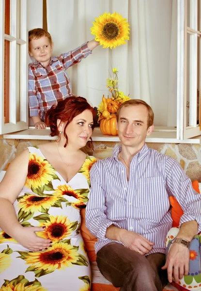 Retrato de una familia feliz — Foto de Stock