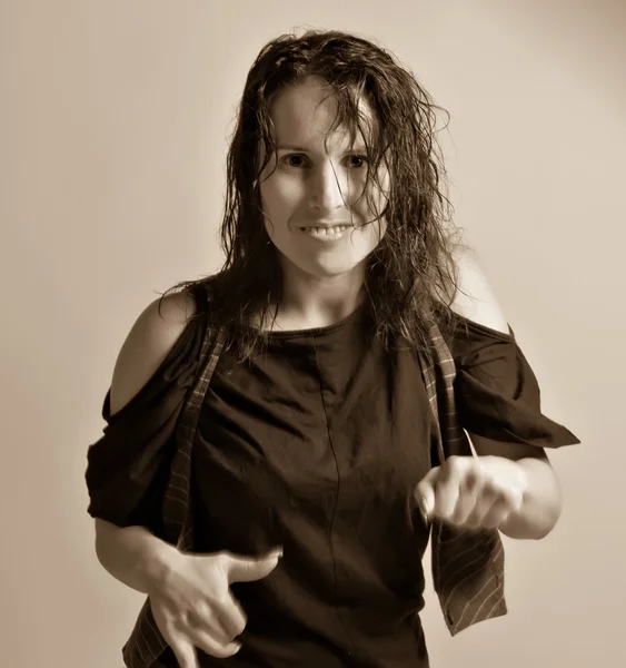 Kvinna dansar aggressivt — Stockfoto