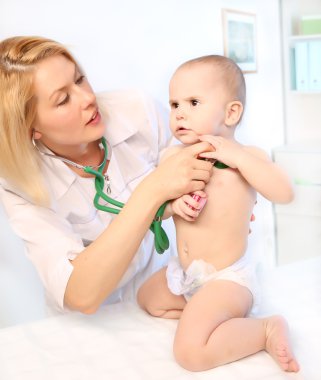 Doctror çocuk doktoru ve bebek
