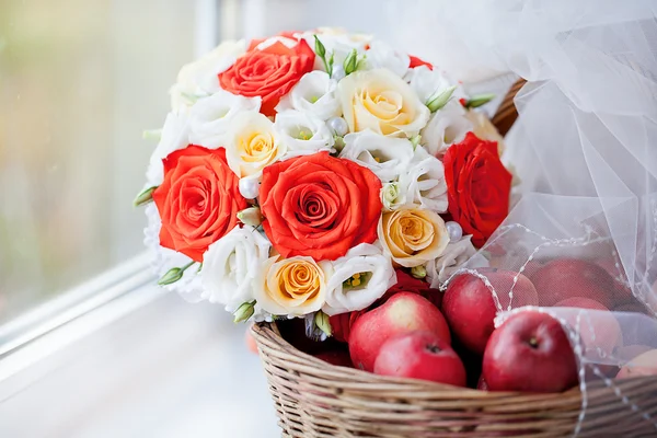 White Bridal Veil, appels in een mand en bruids boeket — Stockfoto