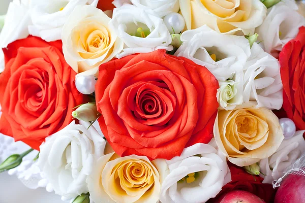 White Bridal Veil, appels in een mand en bruids boeket — Stockfoto