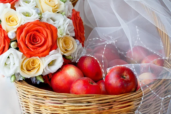 White Bridal Veil, appels in een mand en bruids boeket — Stockfoto