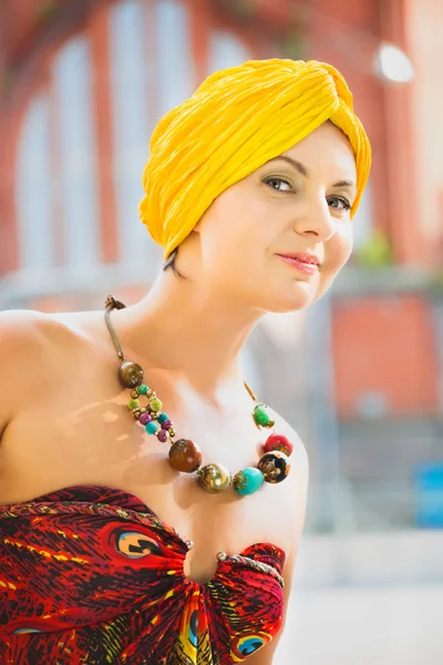 Flickan bär en turban och en stiliserad etniska användardefinierad — Stockfoto
