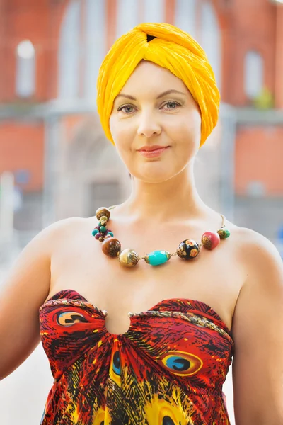 Chica usando un turbante y un traje étnico estilizado — Foto de Stock