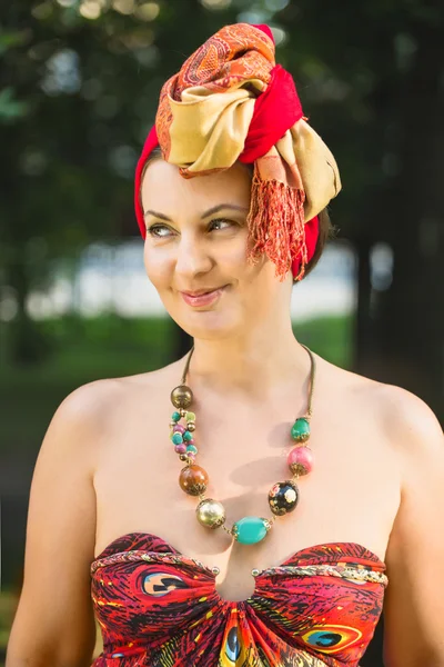 Sarık ve stilize bir etnik kostüm giyen kız — Stok fotoğraf