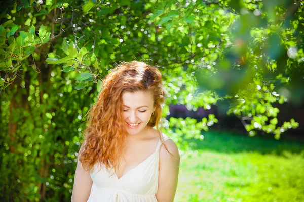 Junges Paar mit Computer im Park hat Spaß — Stockfoto