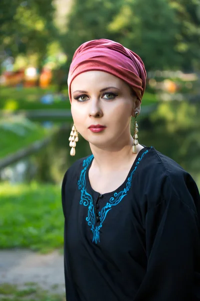 Dziewczyna nosi turban i stylizowane costum etniczne — Zdjęcie stockowe