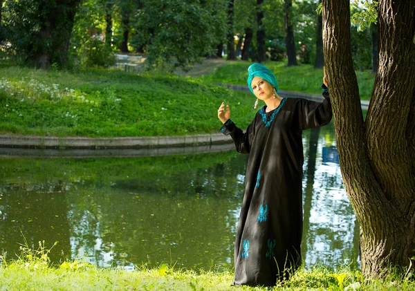 Flickan bär en turban och en stiliserad etniska användardefinierad — Stockfoto