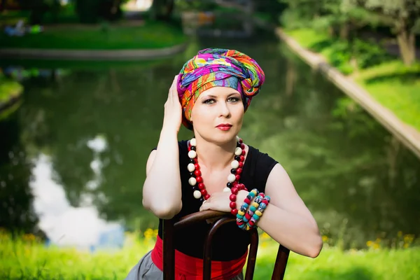 Девушка в тюрбане и стилизованном этническом костюме — стоковое фото